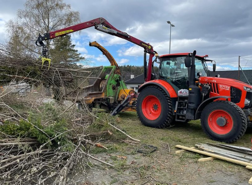 Traktor med tømmerkran og trommelhugger